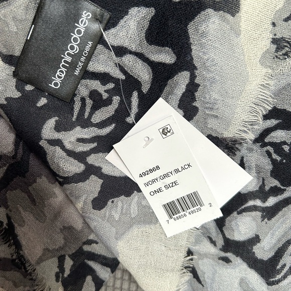 Bloomingdale’s Fashion Scarf - One Size - Ivory, Black and Gray. NWT - Picture 4 of 8
